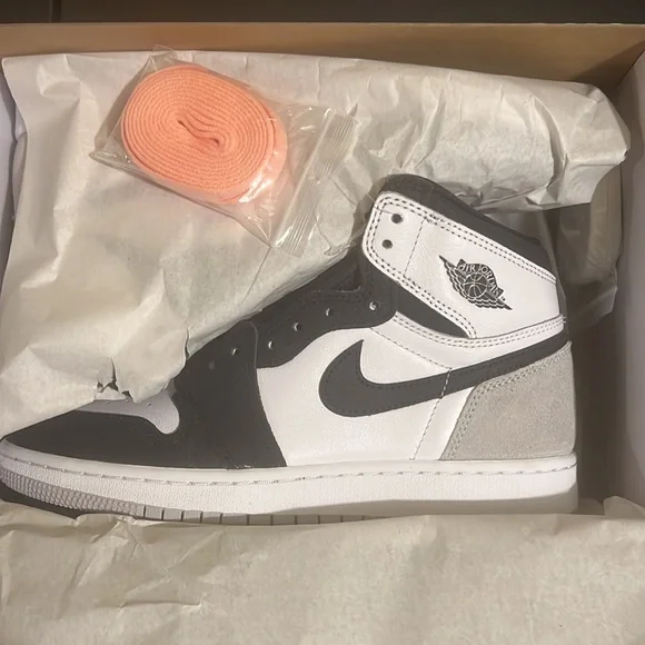 BRAND NEW MENS RETRO JORDAN 1s SIZE 7Y NWT - Picture 1 of 12